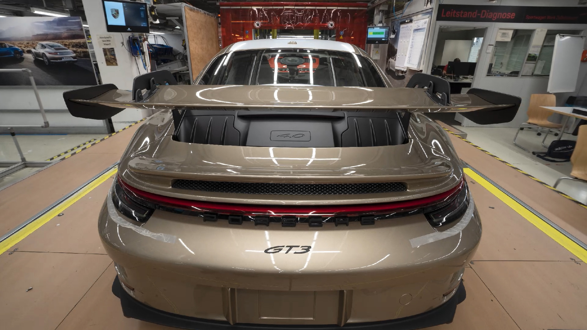 SMALL_2022_Paint_To_Sample_Gold_992_GT3_Production_Line_015